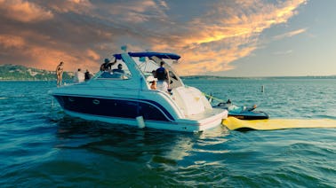 Yate de lujo Formula 370 en el lago Travis