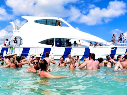 Rent a LUXURIOUS YACHT FOR YOUR EVENT PARTY with captain and crew in Punta Cana!