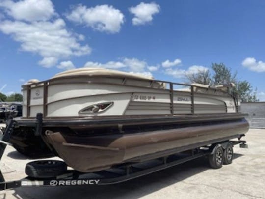 Barco pontoon Regency de 27 pés movido a 300 HP
