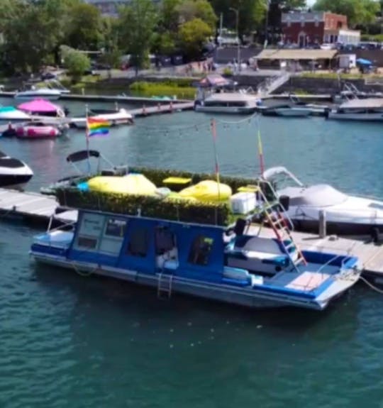 Houseboat Party Boat for 15 in Montréal, Québec