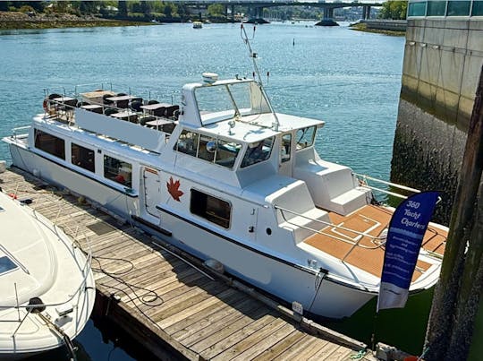 Catamarán de dos pisos para 40 pasajeros en el centro de Vancouver