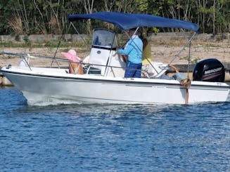 Console centrale Outrage de 19 pieds à louer tous les jours à Jolly Harbour