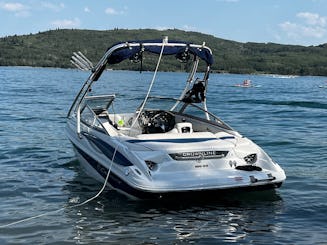 Alugue um lindo barco de wakeboard com um capitão para passar um dia na água. 