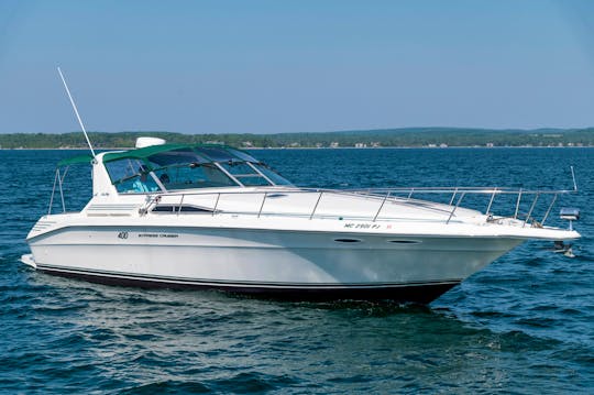Gorgeous 46' Sea Ray Luxury Yacht Located in The Heart of Chicago
