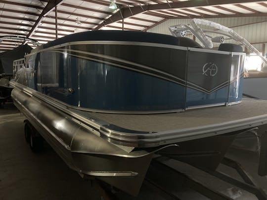 Motor Avalon Tritoon de 200 CV para 10 personas en Tafton, Pensilvania