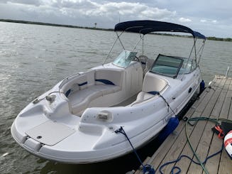 Amplio barco con cubierta de 23 pies, perfecto para divertirse y relajarse en familia en el lago Lewisville