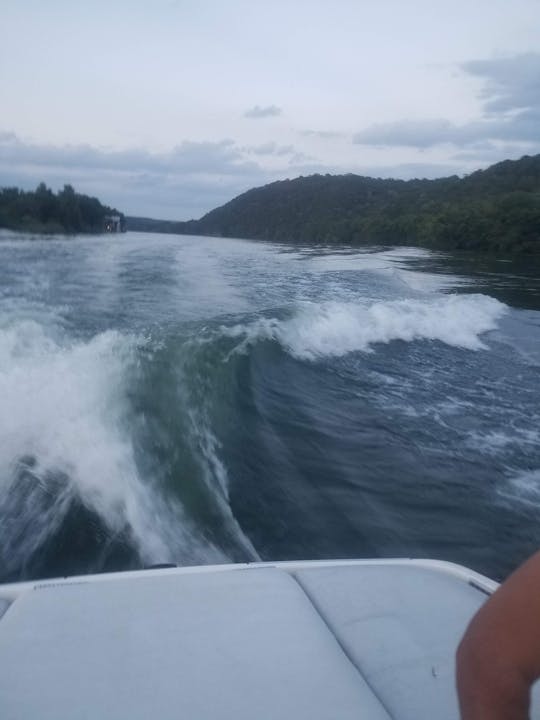 Expérience haut de gamme : tout ce dont vous avez besoin pour surfer, faire du wakeboard, faire du tube et nager.