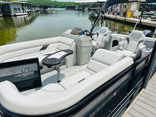 Brand new luxury Tri-Toon on Old Hickory Lake