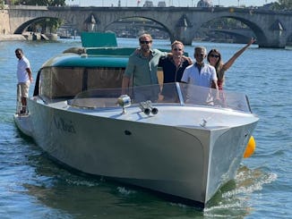 Descubra Paris em um barco limusine