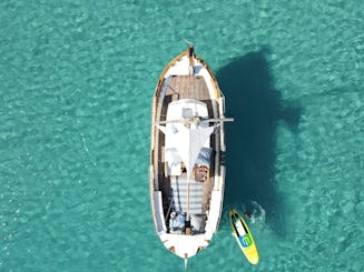 Cruzeiro matinal em Mykonos em um barco particular de madeira tradicional