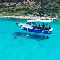 Paseos privados en barco en Trachilos, Grecia