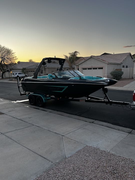 Barco de Wakesurf F22 2019! Diversão ao sol! 