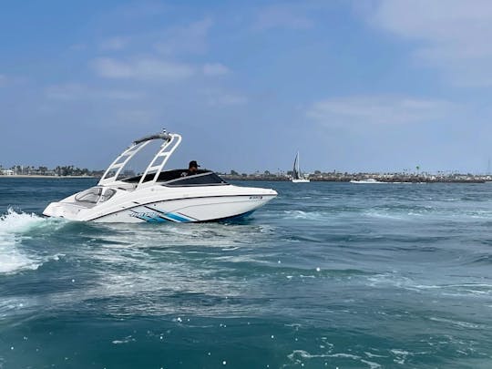 Aventuras de olas en el agua 🚤 Embarcación Yamaha para 6 personas 