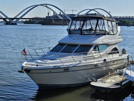 50' Venha apreciar a vista de DC sobre o rio Potomac a bordo da Sancha