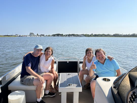 25ft Pontoon Boat in Bayville, NJ With Captain Up To Six Passengers