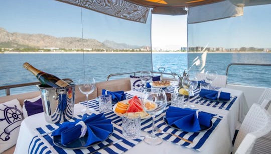 Yacht à moteur San Lorenzo de 62 pieds pour 12 invités