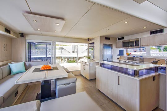 カリフォルニア州ロングビーチのオールインクルーシブのクルーヨットチャーター 58'Luxury Catamaran