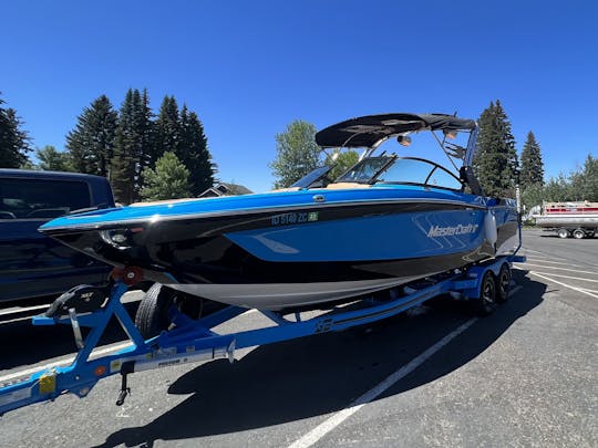 Barco de surf Mastercraft 2024 com capitão e equipamento