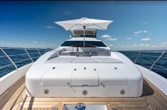 Yate a motor Azimut de lujo de 84 pies en Miami