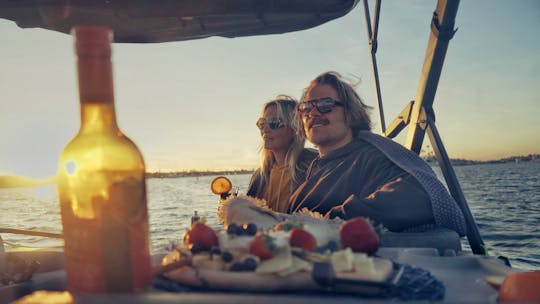 Cruzeiro de pontão de vinhos e queijos em Newport Beach