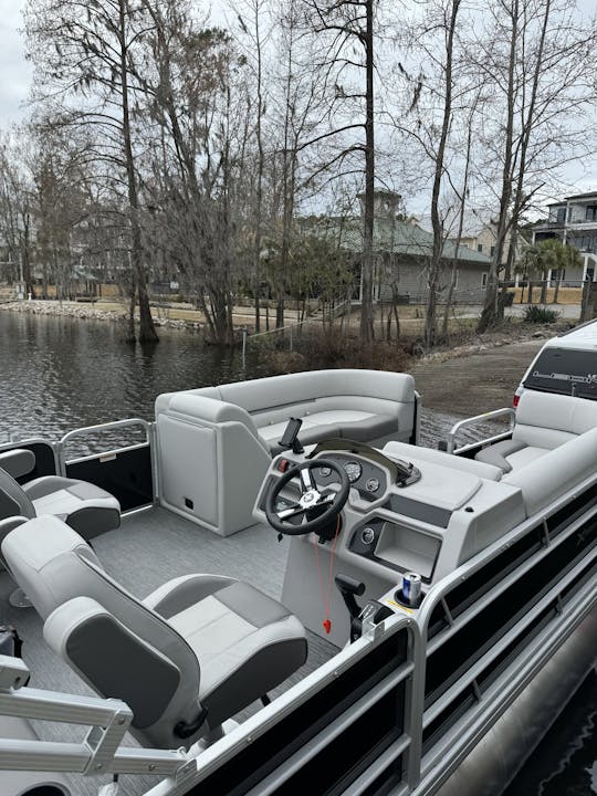 No boat? No Problem! Fun Under The Sun On A Pontoon