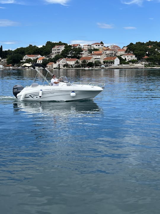 Prince 560 Barco familiar aberto, amplo e espaçoso, elegante e fácil de manusear