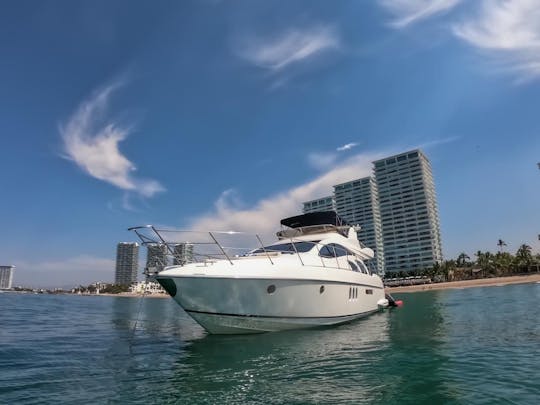 Iate Azimut de 58 pés para cruzeiro em um dia de verão no PV.