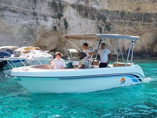 Bateau Saver 650 pour une aventure inoubliable à Mellieha, Malte