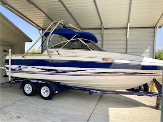 Bateau familial spacieux à proue ouverte de 22 pieds pour le lac Millerton, en Californie