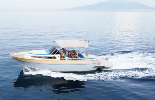 Passeio de barco privado em Capri saindo de Sorrento (capitão incluído)