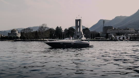 Incroyable excursion en bateau sur le lac de Côme à bord d'un yacht à moteur Cranchi de 34 pieds