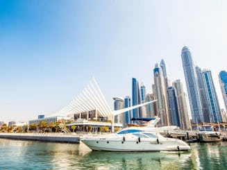 Yacht de location Azimut abordable | 50 pieds | Capacité de 15 personnes à Dubaï, Émirats arabes unis