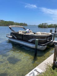 Alquiler de barcos TriPontoon de LUJO de 24 pies al mejor precio en el suroeste de Florida. Capitán disponible