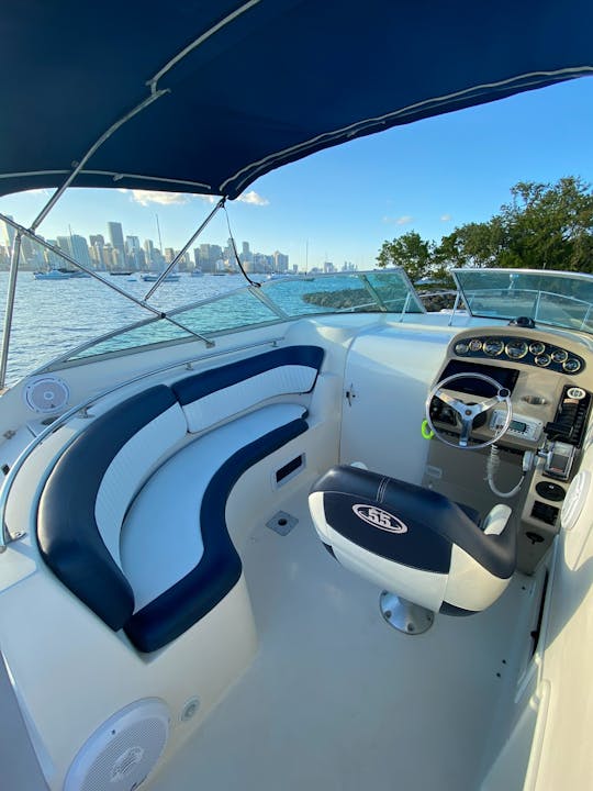 Navegue pelas belas águas de Miami neste barco Rinker Fiesta de 30 pés!