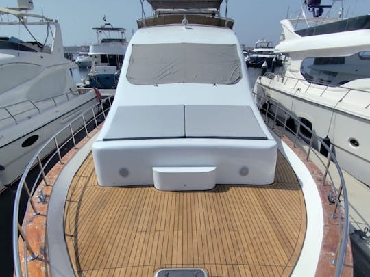 Nouveau yacht Majesty de luxe de 85 pieds pouvant accueillir jusqu'à 40 personnes, meilleure offre à Dubaï