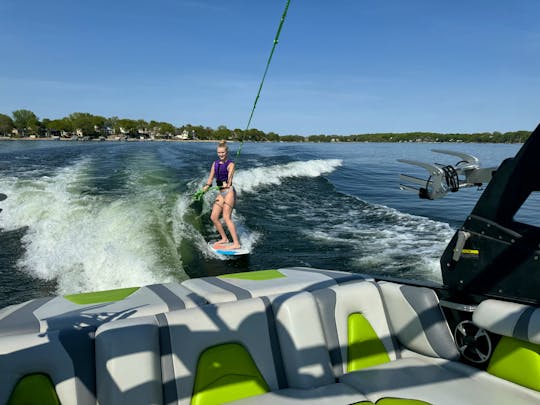 Prior Lake - Party, Surf or Chill - Captain w/21ft Malibu