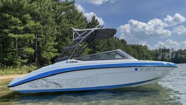 Jet Boat Yamaha 2022 à louer ! TUBES GRATUITS ET WAKESKATE INCLUS