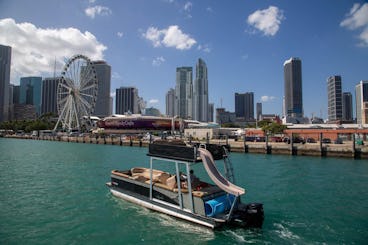 Três barcos flutuantes de 30 pés de dois andares com toboágua e lounge no andar superior