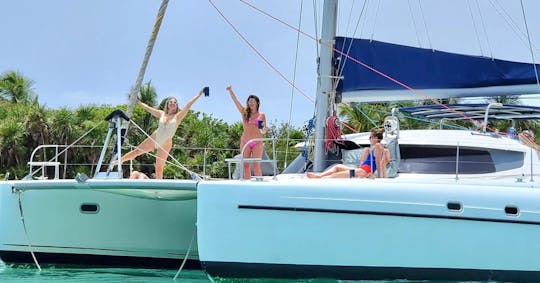 Experiencia de alquiler de catamarán privado de 4 horas con todo incluido en la Riviera Maya