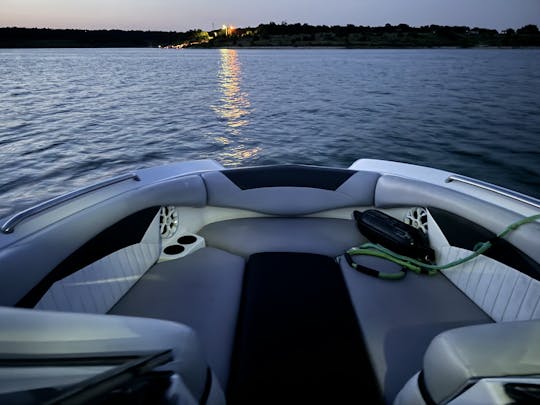 Wakeboat Tige RZ4 em Lake Travis/Austin Texas