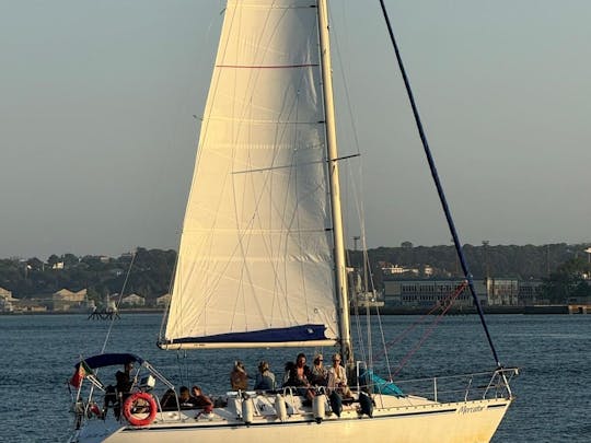 Excursion touristique privée en voilier de 2h à Lisbonne
