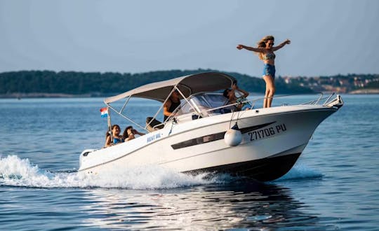 Suncruiser 690 propulsé par 200 ch avec cabine