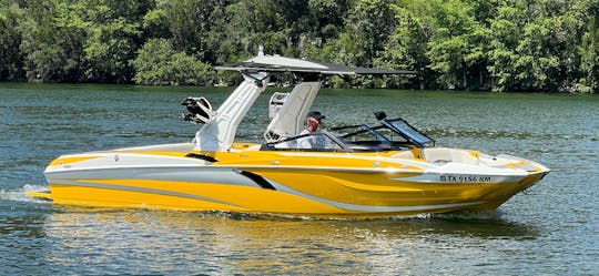 O barco de surf Centurion Fi25 acomoda até 15