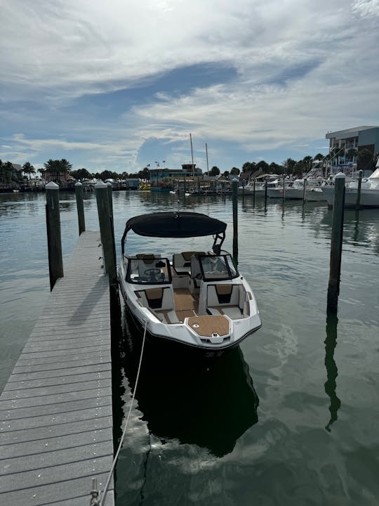 Magnifique jet boat californien de 22 pieds Yamaha 2023 - jusqu'à 10 personnes ou 1600 livres.