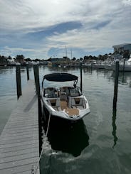 Magnifique jet boat californien de 22 pieds Yamaha 2023 - jusqu'à 10 personnes ou 1600 livres.