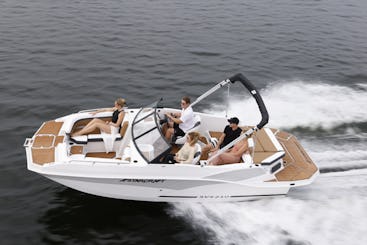 Barco de convés 211 SVX Starcraft — Espaçoso, elegante e feito para se divertir