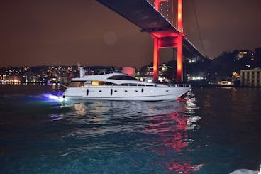 Sussurros do Bósforo: mergulhe na essência de Istambul com nosso iate de luxo!