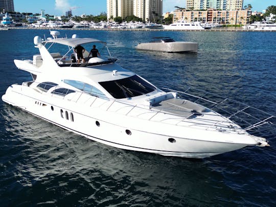 ¡DISFRUTE DE MIAMI EN EL NUEVO AZIMUT DE 68 PIES CON JACUZZI!