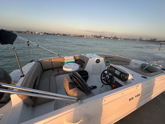 Bateau à pont Hurricane 2024 10 places Yamaha 115