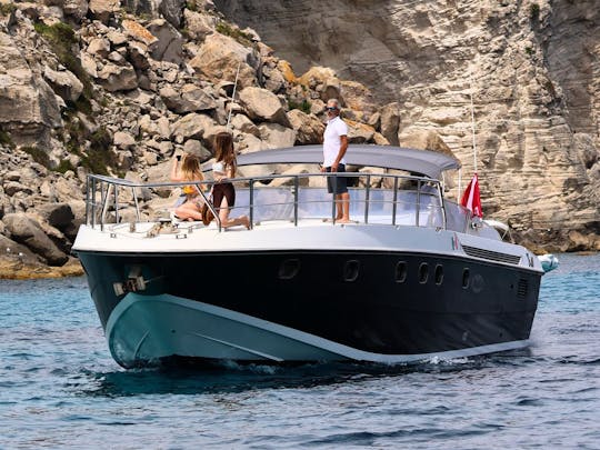 Naviguez sur l'Egadi à bord de l'élégant yacht Baia de 47 pieds — Confort et classe garantis